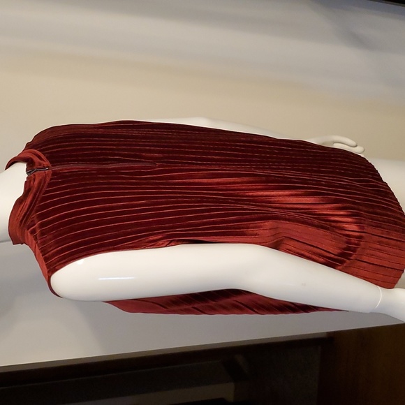 Velvety Sleeveless Blouse - Picture 4 of 7